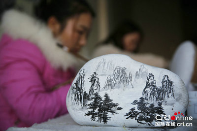 一筆一石繪錦繡，河南寶豐村民石畫闖出致富新路